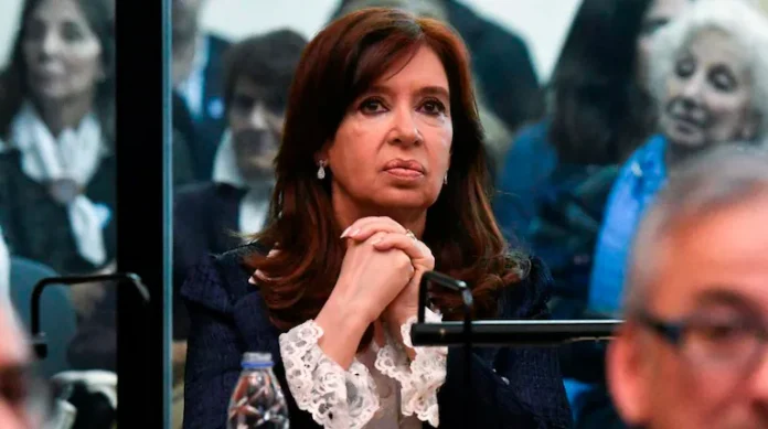 la-expresidenta-cristina-kirchner-en-una-de-las-audiencias-del-juicio-por-corrupcion-en-la-obra-publica-en-2020-foto-telam-archivo-5A632PGVTAWGVQHWQK3UUS664I